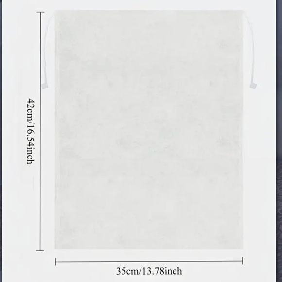 Beautiful white purse in lightweight white dust bag - Picture 13 of 13